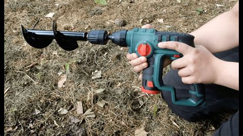 perceuse électrique faisant des trous dans une jardinière