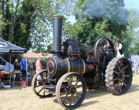 Tracteur à vapeur ancien