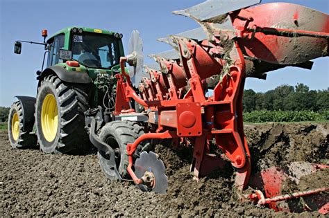 Charrues agricoles anciennes
