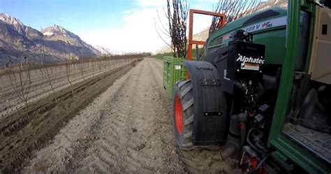 Machine de plantation viticole robotisée avec guidage GPS