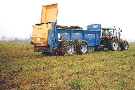 Image d'un agriculteur mélangeant des végétaux et du fumier pour créer un andain