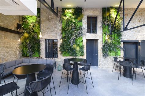 Intérieur du restaurant Au Jardin, Comme à La Maison avec décoration végétale