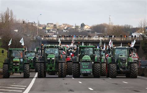 Manifestation d'agriculteurs avec des banderoles et des tracteurs