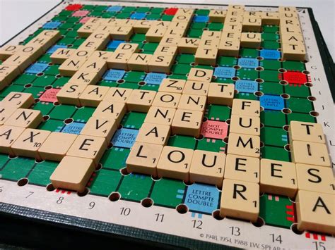 Plateau de Scrabble avec le mot FUMIER posé