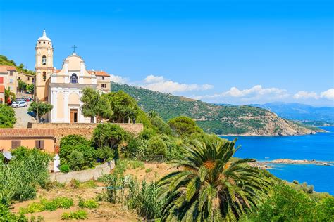 Une église grecque à Cargèse, en Corse, avec des bougainvilliers roses vifs