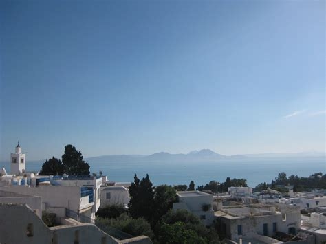 Vue du village aux maisons blanches de Sidi Bou Saïd, en Tunisie, avec un bougainvillier rouge