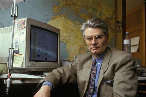 Photo d'archive de Jean Schalit dans les locaux de La Truffe, entouré d'ordinateurs Macintosh de l'époque