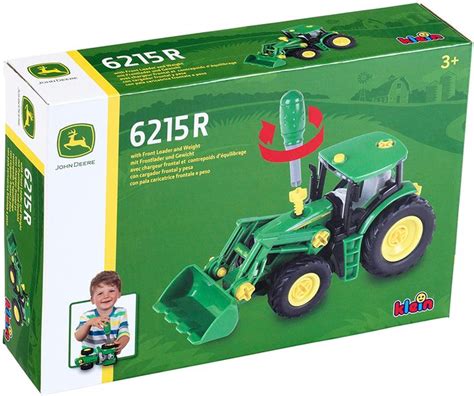 Enfant jouant avec une débroussailleuse John Deere jouet