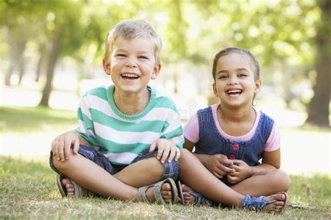 Deux enfants jouant ensemble