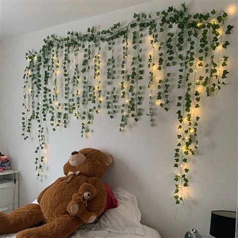 Lierre artificiel décorant un mur intérieur