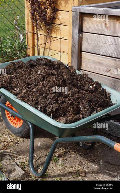 image d'un agriculteur épandant du compost avec une brouette