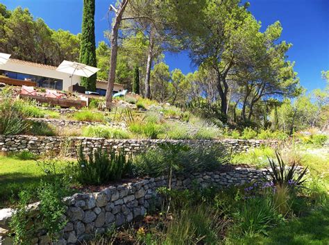 Jardin en restanques aménagé avec des fascines en acier Corten
