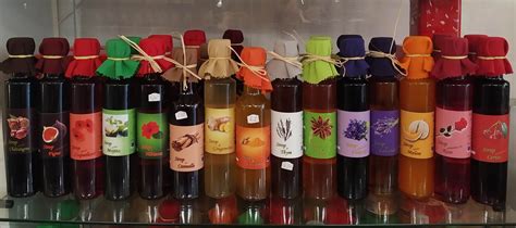 Bouteilles de sirops artisanaux colorés