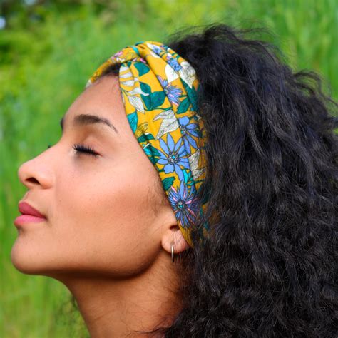 une femme portant un headband en lierre dans ses cheveux