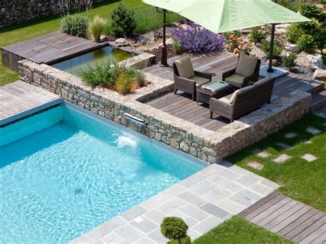Exemple d'aménagement paysager autour d'une piscine naturelle