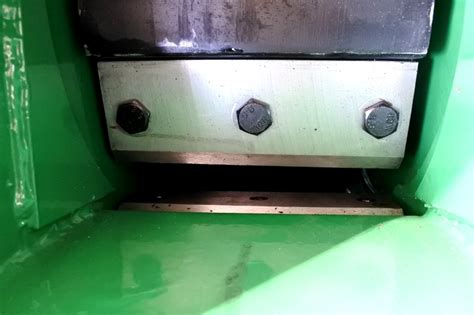 Schéma illustrant la goulotte d'éjection orientable d'un broyeur de végétaux
