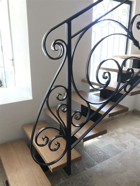 Escalier en fer forgé orné de volutes