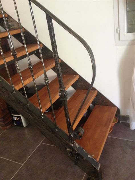 Escalier en fer forgé avec marches en bois