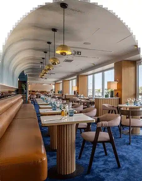 Intérieur du restaurant panoramique Le Gaée avec vue sur La Rochelle