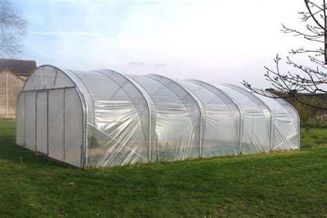 Serre-tunnel protégeant des cultures des intempéries