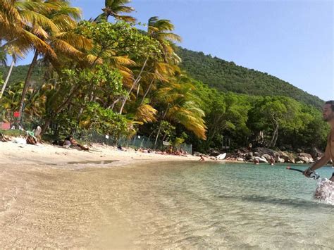 Photo d'une plage des Saintes avec les Petits Figuiers en arrière-plan