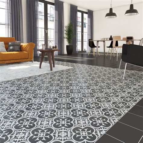 Intérieur de cabane avec des motifs de carreaux de ciment au sol