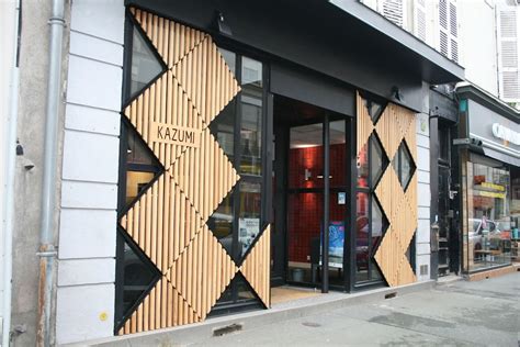 Boutique urbaine avec une façade en bois vieilli