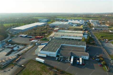 Vue aérienne de l'usine Ricoter et de ses andains de compost