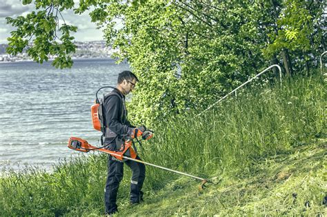 Débroussailleuse à batterie Husqvarna en action