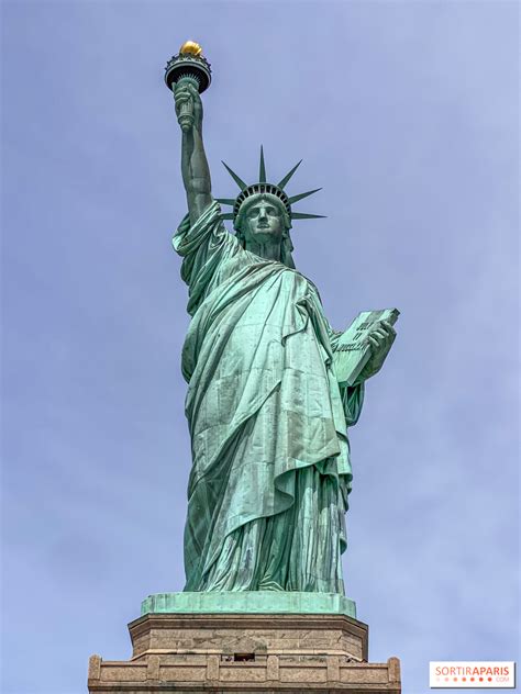 Statue de la Liberté avec un arrière-plan corail