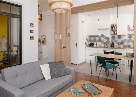 Intérieur d'un appartement de vacances avec salon et cuisine équipée