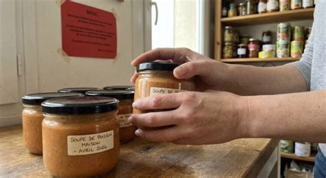 Assortiment de soupes en bocaux étiquetées et rangées dans un cellier
