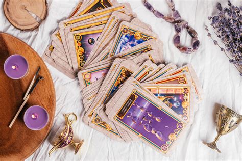 une femme tire une carte d'oracle, ambiance sereine