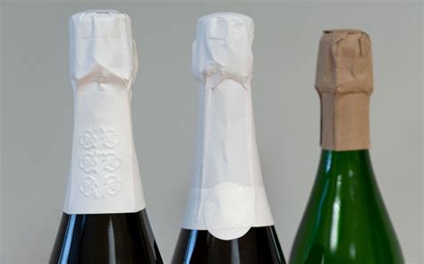 Bouteilles de champagne avec coiffes en papier et verres compostables