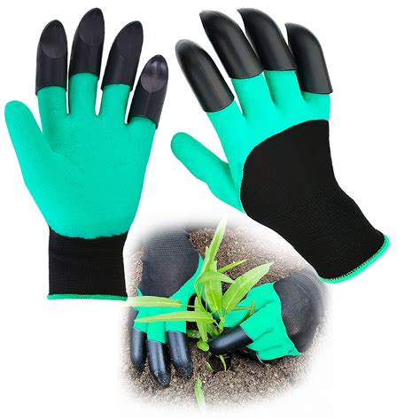 Gants de jardinage à griffes sur un fond de terreau