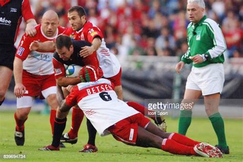 Serge Betsen en pleine action de plaquage
