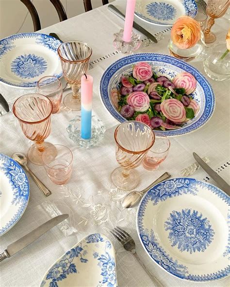 une table élégante dressée avec des assiettes anciennes à motifs floraux