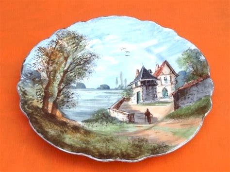 détail d'une assiette ancienne avec un décor peint à la main de feuilles de géranium