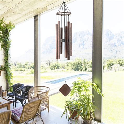 Carillon éolien dans un jardin
