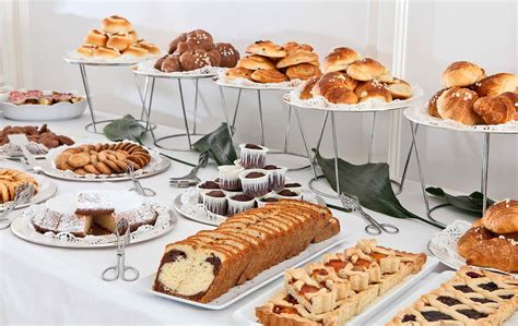 Buffet de petit-déjeuner avec produits locaux et faits maison
