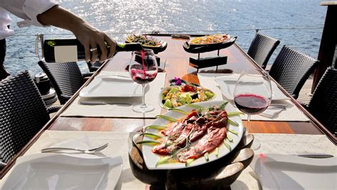 Cuisine simple à bord d'un bateau