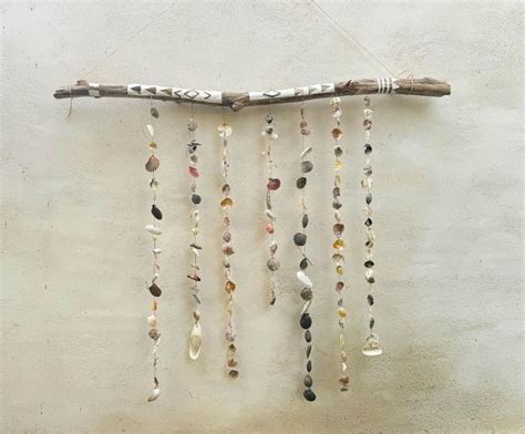 exemple de suspension murale en bois flotté avec coquillages