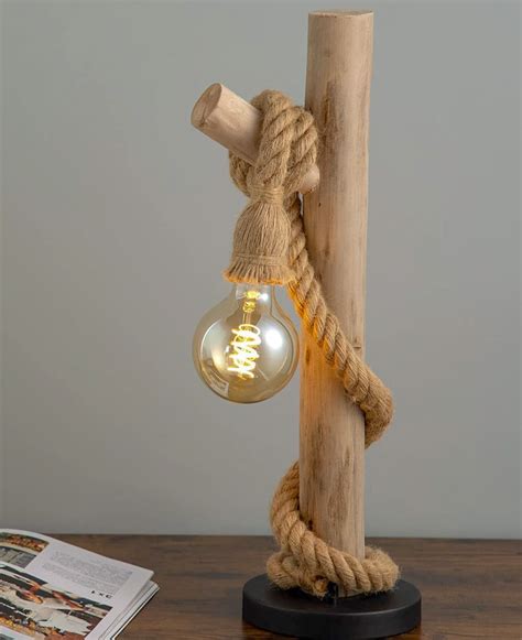 divers objets décoratifs fabriqués à partir de bois flotté, incluant une lampe et une étagère