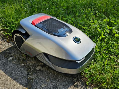 Robot tondeuse coupant une pelouse