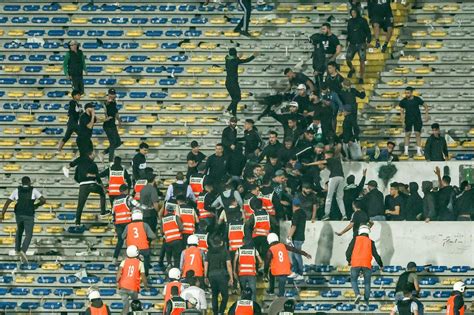 Ambiance dans les tribunes d'un stade de football lors d'une manifestation de supporters
