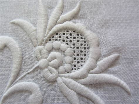 Exemple de broderie ajourée avec un motif floral complexe