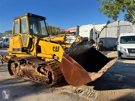 Chargeuse sur chenilles Caterpillar en action