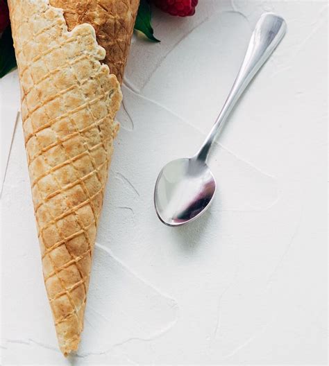 Image d'un exemple de cornets de glace fleuris avec des géraniums pour une décoration estivale.