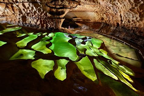 Intérieur de la Grotte de Saint-Marcel et sa cascade de calcite