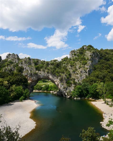 Panoramique de Vallon-Pont-d'Arc et des paysages ardéchois